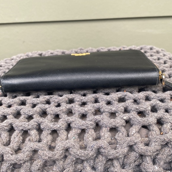 PRADA NERO SAFFIANO LUX WALLET LEATHER IN GOOD CONDITION. ONLY A COUPLE SCUFFS - Picture 8 of 16
